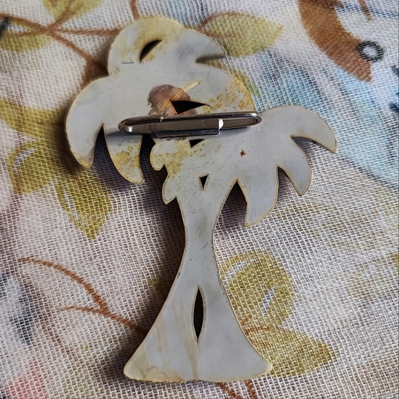 Vintage Early Plastic Dual Palm Trees Tropical Vibe Light Weight Painted Brooch - Picture 3 of 7